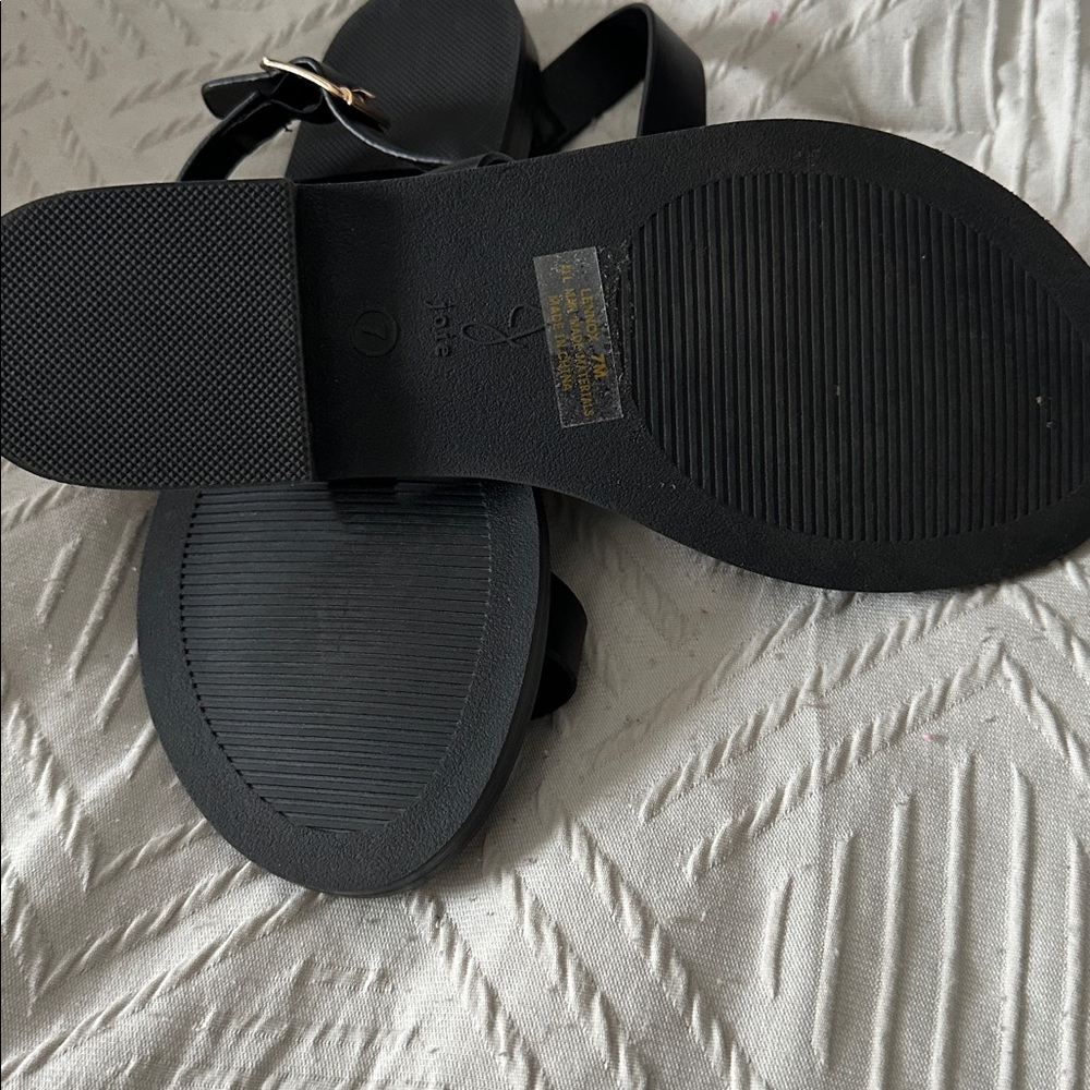 studded Black Sandals
NEW without tags size 7 - Picture 4 of 4